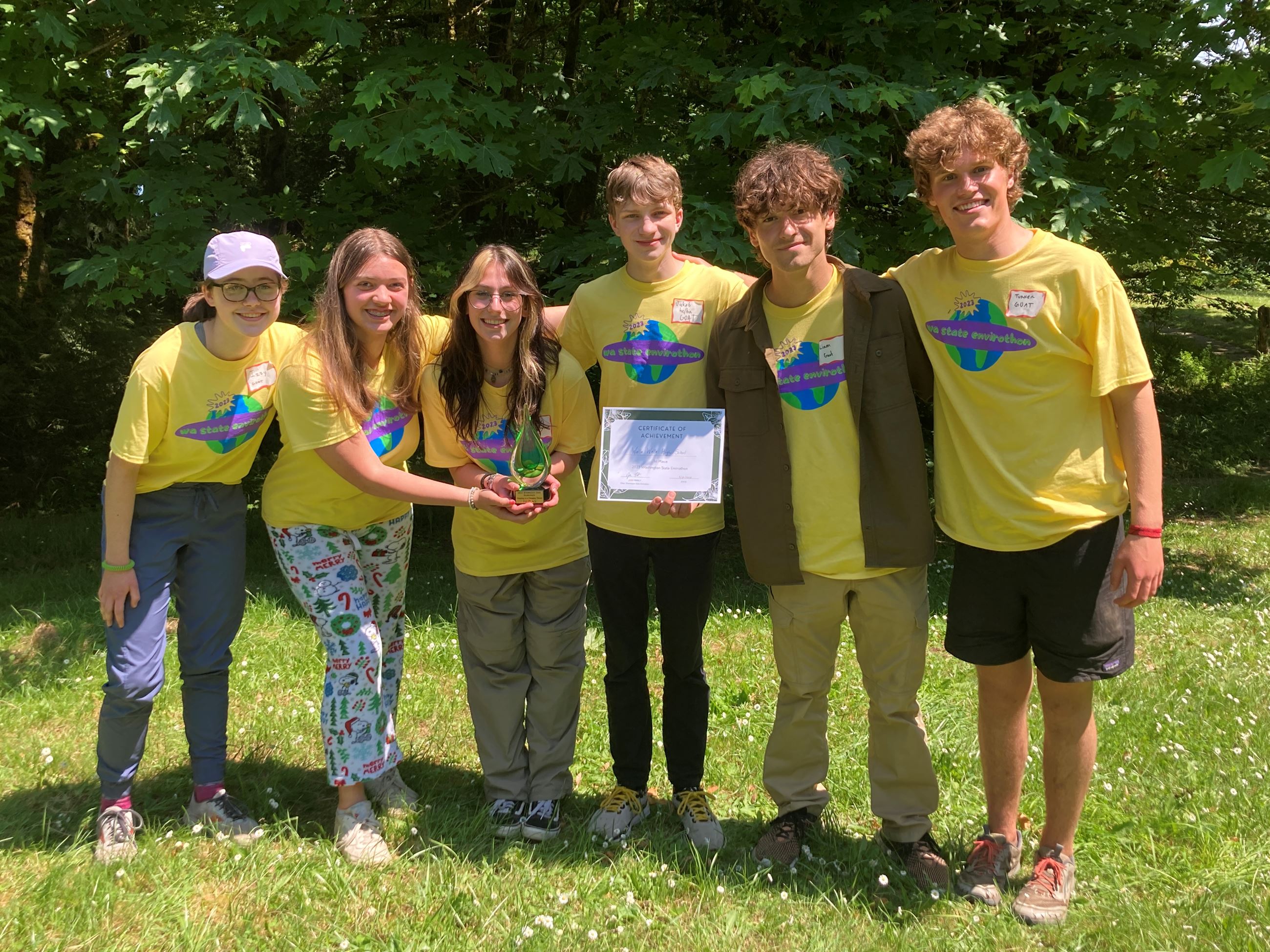 The students from Walla Walla High School hold their 1st place certificate.